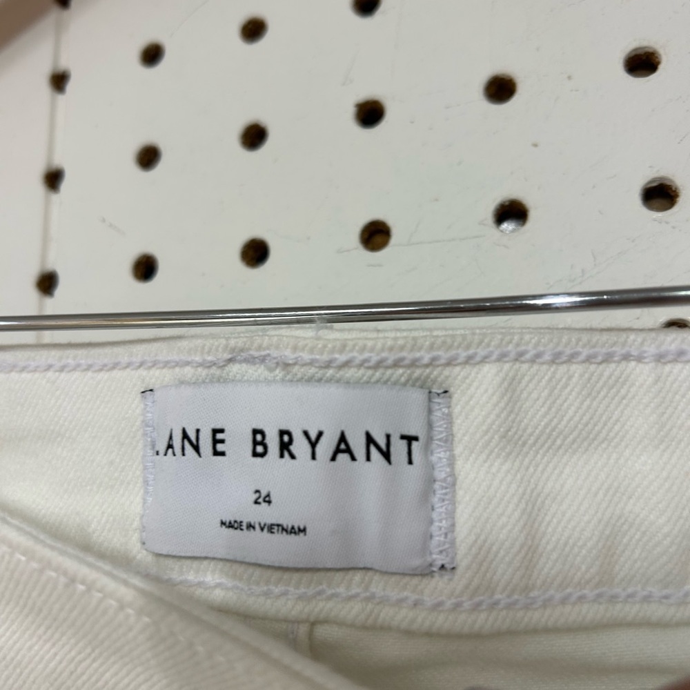 Lane Bryan White Shorts - Picture 6 of 6